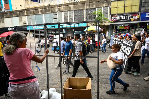 Protest for the release of political prisoners in Caracas CARACAS, VENEZUELA - MAY 20: A woman watches as a protest march of mothers, family members, students, and union workers heads toward the headquarters of the Ministry of Popular Power for Penitentiary Services to demand the release of political prisoners and denounce deaths in state custody, in Caracas, Venezuela, May 20, 2026. Maxwell Briceno Anadolu Caracas Venezuela. Editorial use only. Please get in touch for any other usage.  Copyright: x2026xAnadoluxMaxwellxBricenox