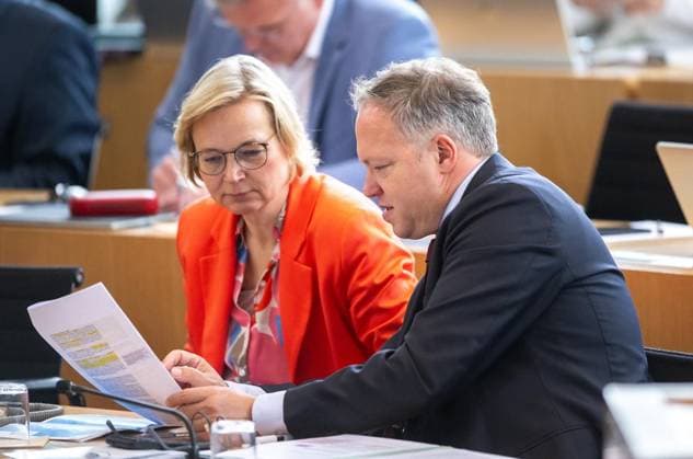 8. THÜRINGER LANDTAG - 43. PLENARSITZUNG ** NUR FÜR REDAKTIONELLE ZWECKE ** EDITORIAL USE ONLY **<p>20 05 2026-Erfurt: Thüringer Landtag 8. Wahlperiode 43. Plenarsitzung im Foto: Ministerpräsident Mario Voigt (CDU), Katja Wolf (BSW), Thüringer Finanzministerin und Stellvertretende Ministerpräsidentin ( Deutschland Thueringen Erfurt Copyright: SaschaxFromm *** 8 THURINGIAN STATE PARLIAMENT 43 PLENARY SESSION FOR EDITORIAL PURPOSES ONLY EDITORIAL USE ONLY p 20 05 2026 Erfurt Thuringian State Parliament 8 Election Period 43 Plenary Session in the photo Minister President Mario Voigt CDU , Katja Wolf BSW , Thuringian Minister of Finance and Deputy Minister President Germany Thuringia Erfurt Copyright SaschaxFromm Copyright: SaschaxFromm doc85xlnh6ntky1h8sr9uqs ,EDITORIAL USE ONLY