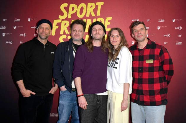 Florian Weber, Thorsten Berrar, Peter Brugger, Sybille Koller und Rüdiger Linhof bei der Preview des ARD-Dokumentarfilms Sportfreunde Stiller - Mit dem Herz in der Hand im Colosseum. Berlin, 20.05.2026 *** Florian Weber, Thorsten Berrar, Peter Brugger, Sybille Koller and Rüdiger Linhof at the preview of the ARD documentary Sportfreunde Stiller Mit dem Herz in der Hand at the Colosseum Berlin, 20 05 2026 Foto:xM.xBehrensx xFuturexImagex sportfreunde_6501