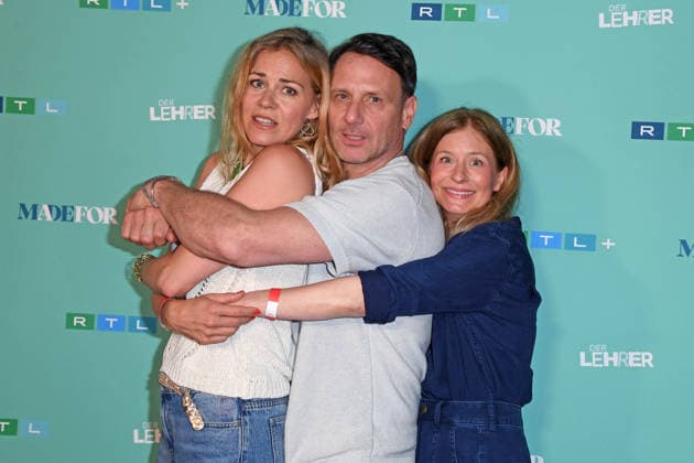 Jessica Ginkel, Hendrik Duryn, Birte Hanusrichter bei der Kinopremiere der RTL TV-Serie DER LEHRER im Filmtheater Colosseum in Berlin am 20.05.2026 *** Jessica Ginkel, Hendrik Duryn, Birte Hanusrichter at the cinema premiere of the RTL TV series DER LEHRER at the Colosseum movie theater in Berlin on 20 05 2026