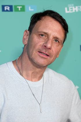 Hendrik Duryn bei der Kinopremiere der RTL TV-Serie DER LEHRER im Filmtheater Colosseum in Berlin am 20.05.2026 *** Hendrik Duryn at the cinema premiere of the RTL TV series DER LEHRER at the Colosseum movie theater in Berlin on 20 05 2026