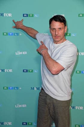 Hendrik Duryn bei der Kinopremiere der RTL TV-Serie DER LEHRER im Filmtheater Colosseum in Berlin am 20.05.2026 *** Hendrik Duryn at the cinema premiere of the RTL TV series DER LEHRER at the Colosseum movie theater in Berlin on 20 05 2026