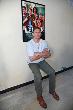 Hendrik Duryn bei der Kinopremiere der RTL TV-Serie DER LEHRER im Filmtheater Colosseum in Berlin am 20.05.2026 *** Hendrik Duryn at the cinema premiere of the RTL TV series DER LEHRER at the Colosseum movie theater in Berlin on 20 05 2026