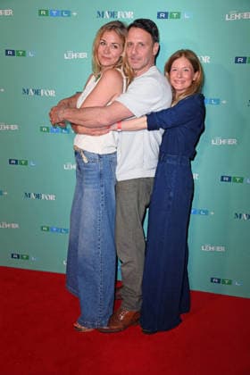Jessica Ginkel, Hendrik Duryn, Birte Hanusrichter bei der Kinopremiere der RTL TV-Serie DER LEHRER im Filmtheater Colosseum in Berlin am 20.05.2026 *** Jessica Ginkel, Hendrik Duryn, Birte Hanusrichter at the cinema premiere of the RTL TV series DER LEHRER at the Colosseum movie theater in Berlin on 20 05 2026