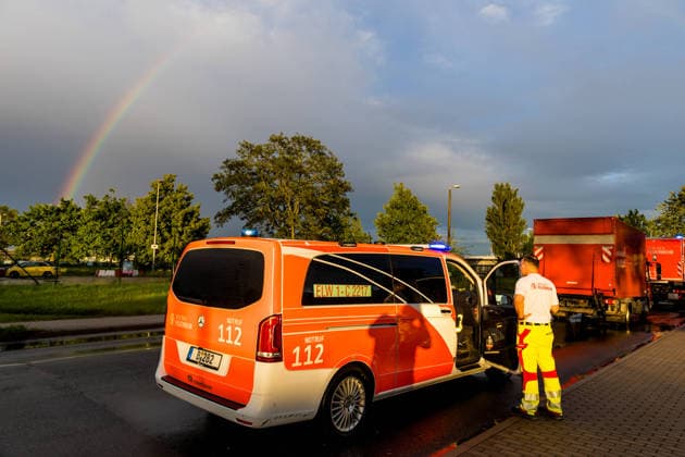 Familie des Ebola-Infizierten US-Arztes kommt heute mit Spezialflugzeug bei Berlin an! - LiveU vor Ort - Feuerwehr und Spezialtechnik zum Intensivtransport (On tape!) 7aIMG: 0558826 xBrandenburg, *** Family of Ebola-infected US doctor arrives in Berlin today with special aircraft LiveU on site Fire brigade and special equipment for intensive care transport On tape 7aIMG 0558826 xBrandenburg, Copyright: 7aktuell.dex xTheoxN.x&xLucaxW. 0558826 20260520_7a_EBOLABERLINFAMILIE_558826