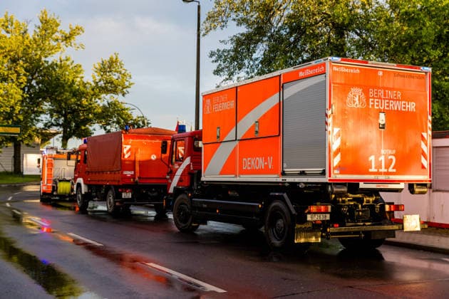 Familie des Ebola-Infizierten US-Arztes kommt heute mit Spezialflugzeug bei Berlin an! - LiveU vor Ort - Feuerwehr und Spezialtechnik zum Intensivtransport (On tape!) 7aIMG: 0558827 xBrandenburg, *** Family of Ebola-infected US doctor arrives in Berlin today with special plane LiveU on site Fire brigade and special equipment for intensive care transport On tape 7aIMG 0558827 xBrandenburg, Copyright: 7aktuell.dex xTheoxN.x&xLucaxW. 0558827 20260520_7a_EBOLABERLINFAMILIE_558827