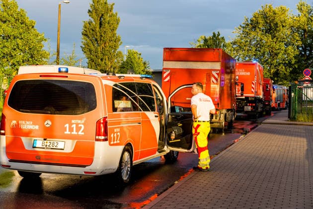 Familie des Ebola-Infizierten US-Arztes kommt heute mit Spezialflugzeug bei Berlin an! - LiveU vor Ort - Feuerwehr und Spezialtechnik zum Intensivtransport (On tape!) 7aIMG: 0558832 xBrandenburg, *** Family of Ebola-infected US doctor arrives in Berlin today with special aircraft LiveU on site Fire brigade and special equipment for intensive care transport On tape 7aIMG 0558832 xBrandenburg, Copyright: 7aktuell.dex xTheoxN.x&xLucaxW. 0558832 20260520_7a_EBOLABERLINFAMILIE_558832