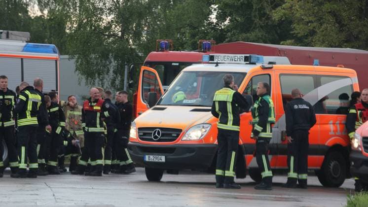 Familie des Ebola-Infizierten US-Arztes kommt heute mit Spezialflugzeug bei Berlin an! - LiveU vor Ort - Feuerwehr und Spezialtechnik zum Intensivtransport (On tape!) - Feuerwehr im OTon! 7aIMG: 0558838 Berlin Schönefeld – Nach der Aufnahme des an Ebola erkrankten US-amerikanischen Missionsarztes Dr. Peter Stafford in der Nacht zu Mittwoch wird heute auch dessen Familie in Berlin erwartet. Wie das Bundesgesundheitsministerium bestätigte, haben die US-Behörden ein Hilfeersuchen für die Ehefrau und die vier Kinder des Mediziners gestellt. Die Angehörigen hielten sich zuvor ebenfalls in der Demokratischen Republik Kongo auf und gelten als Kontaktpersonen. Der Transport erfolgt – wie bereits beim Indexpatienten – mit einem Spezialflugzeug für Copyright: 7aktuell.dex x7aktuell 0558838 20260520_7a_EBOLABERLINFAMILIE_558838