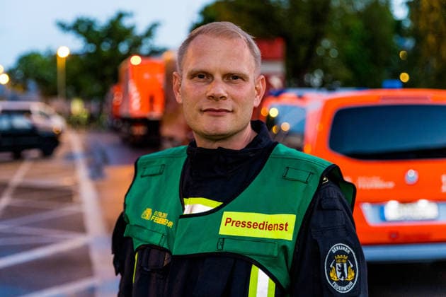 Familie des Ebola-Infizierten US-Arztes kommt heute mit Spezialflugzeug bei Berlin an! - LiveU vor Ort - Feuerwehr und Spezialtechnik zum Intensivtransport (On tape!) - Feuerwehr im OTon! 7aIMG: 0558841 Berlin Schönefeld – Nach der Aufnahme des an Ebola erkrankten US-amerikanischen Missionsarztes Dr. Peter Stafford in der Nacht zu Mittwoch wird heute auch dessen Familie in Berlin erwartet. Wie das Bundesgesundheitsministerium bestätigte, haben die US-Behörden ein Hilfeersuchen für die Ehefrau und die vier Kinder des Mediziners gestellt. Die Angehörigen hielten sich zuvor ebenfalls in der Demokratischen Republik Kongo auf und gelten als Kontaktpersonen. Der Transport erfolgt – wie bereits beim Indexpatienten – mit einem Spezialflugzeug für Copyright: 7aktuell.dex x7aktuell 0558841 20260520_7a_EBOLABERLINFAMILIE_558841