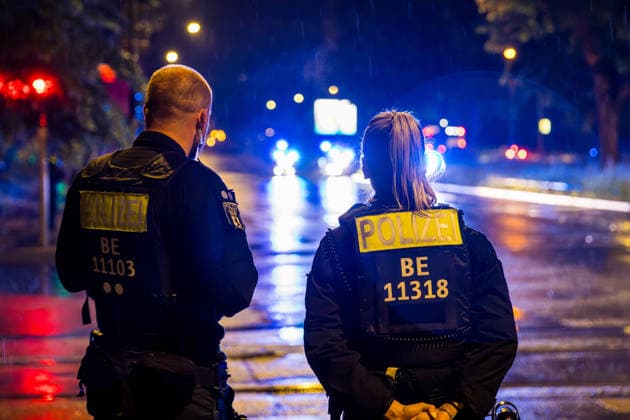 Familie des infizierten US-Arztes sicher in Berlin – rund 80 Einsatzkräfte beim Großtransport vom BER zur Charité im Einsatz (On tape!) - Feuerwehr im OTon! 7aIMG: 0558844 Berlin Schönefeld – Nach der Aufnahme des an Ebola erkrankten US-amerikanischen Missionsarztes Dr. Peter Stafford in der Nacht zu Mittwoch wird heute auch dessen Familie in Berlin erwartet. Wie das Bundesgesundheitsministerium bestätigte, haben die US-Behörden ein Hilfeersuchen für die Ehefrau und die vier Kinder des Mediziners gestellt. Die Angehörigen hielten sich zuvor ebenfalls in der Demokratischen Republik Kongo auf und gelten als Kontaktpersonen. Der Transport erfolgt – wie bereits beim Indexpatienten – mit einem Spezialflugzeug für hochinfektiöse Patienten. Die M Copyright: 7aktuell.dex x7aktuell 0558844 20260520_7a_EBOLABERLINFAMILIE_558844