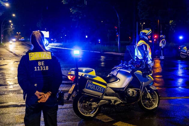Familie des infizierten US-Arztes sicher in Berlin – rund 80 Einsatzkräfte beim Großtransport vom BER zur Charité im Einsatz (On tape!) - Feuerwehr im OTon! 7aIMG: 0558846 Berlin Schönefeld – Nach der Aufnahme des an Ebola erkrankten US-amerikanischen Missionsarztes Dr. Peter Stafford in der Nacht zu Mittwoch wird heute auch dessen Familie in Berlin erwartet. Wie das Bundesgesundheitsministerium bestätigte, haben die US-Behörden ein Hilfeersuchen für die Ehefrau und die vier Kinder des Mediziners gestellt. Die Angehörigen hielten sich zuvor ebenfalls in der Demokratischen Republik Kongo auf und gelten als Kontaktpersonen. Der Transport erfolgt – wie bereits beim Indexpatienten – mit einem Spezialflugzeug für hochinfektiöse Patienten. Die M Copyright: 7aktuell.dex x7aktuell 0558846 20260520_7a_EBOLABERLINFAMILIE_558846