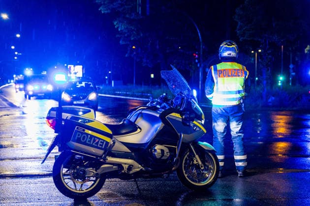 Familie des infizierten US-Arztes sicher in Berlin – rund 80 Einsatzkräfte beim Großtransport vom BER zur Charité im Einsatz (On tape!) - Feuerwehr im OTon! 7aIMG: 0558848 Berlin Schönefeld – Nach der Aufnahme des an Ebola erkrankten US-amerikanischen Missionsarztes Dr. Peter Stafford in der Nacht zu Mittwoch wird heute auch dessen Familie in Berlin erwartet. Wie das Bundesgesundheitsministerium bestätigte, haben die US-Behörden ein Hilfeersuchen für die Ehefrau und die vier Kinder des Mediziners gestellt. Die Angehörigen hielten sich zuvor ebenfalls in der Demokratischen Republik Kongo auf und gelten als Kontaktpersonen. Der Transport erfolgt – wie bereits beim Indexpatienten – mit einem Spezialflugzeug für hochinfektiöse Patienten. Die M Copyright: 7aktuell.dex x7aktuell 0558848 20260520_7a_EBOLABERLINFAMILIE_558848
