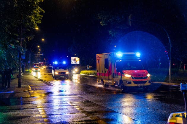 Familie des infizierten US-Arztes sicher in Berlin – rund 80 Einsatzkräfte beim Großtransport vom BER zur Charité im Einsatz (On tape!) - Feuerwehr im OTon! 7aIMG: 0558852 Berlin Schönefeld – Nach der Aufnahme des an Ebola erkrankten US-amerikanischen Missionsarztes Dr. Peter Stafford in der Nacht zu Mittwoch wird heute auch dessen Familie in Berlin erwartet. Wie das Bundesgesundheitsministerium bestätigte, haben die US-Behörden ein Hilfeersuchen für die Ehefrau und die vier Kinder des Mediziners gestellt. Die Angehörigen hielten sich zuvor ebenfalls in der Demokratischen Republik Kongo auf und gelten als Kontaktpersonen. Der Transport erfolgt – wie bereits beim Indexpatienten – mit einem Spezialflugzeug für hochinfektiöse Patienten. Die M Copyright: 7aktuell.dex x7aktuell 0558852 20260520_7a_EBOLABERLINFAMILIE_558852