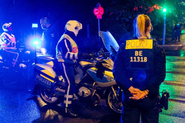 Familie des infizierten US-Arztes sicher in Berlin – rund 80 Einsatzkräfte beim Großtransport vom BER zur Charité im Einsatz (On tape!) - Feuerwehr im OTon! 7aIMG: 0558854 Berlin Schönefeld – Nach der Aufnahme des an Ebola erkrankten US-amerikanischen Missionsarztes Dr. Peter Stafford in der Nacht zu Mittwoch wird heute auch dessen Familie in Berlin erwartet. Wie das Bundesgesundheitsministerium bestätigte, haben die US-Behörden ein Hilfeersuchen für die Ehefrau und die vier Kinder des Mediziners gestellt. Die Angehörigen hielten sich zuvor ebenfalls in der Demokratischen Republik Kongo auf und gelten als Kontaktpersonen. Der Transport erfolgt – wie bereits beim Indexpatienten – mit einem Spezialflugzeug für hochinfektiöse Patienten. Die M Copyright: 7aktuell.dex x7aktuell 0558854 20260520_7a_EBOLABERLINFAMILIE_558854
