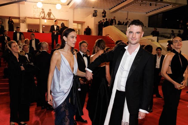 Alexa Chung et son compagnon Tom Sturridge Descente des marches du film The man I love lors du 79ème Festival International du Film de Cannes, le 20 mai 2026 Jacovides Moreau Bestimage People leaving the red carpet for The man I love at the 79th Cannes International Film Festival on May 20, 2026 Cannes France  Copyright: xJACOVIDES-MOREAUx xBESTIMAGExJACOVIDES-MOREAUx xBESTIMAGEx