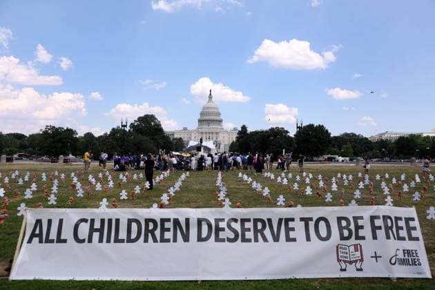 May 20, 2026, Washington, District Of Columbia, USA: An installation of 620 teddy bears and stuffed animals to represent the over 6,200 children arrested by ICE and denied a childhood since the start of the Trump Administration is seen near the US Capitol in Washington, DC, USA, on May 20, 2026. Activists attended a Vigil outside the US Capitol calling for an end to child and family detention by ICE, hosted by the Read Them Home Initiative and Free Families Coalition. Washington USA  - ZUMAs337 20260520_znp_s337_006 Copyright: xGentxShkullakux
