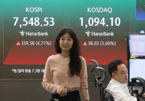 KOSPI jumps KOSPI jumps A financial data screen in the dealing room of Hana Bank in Seoul on May 21, 2026, shows the benchmark Korea Composite Stock Price Index having risen 4.71 percent from the previous session to an intraday high of 7,548.53 in early trading. South Korean stocks opened markedly higher, led by tech gains, on rising hopes for a possible agreement between the United States and Iran to end the war in the Middle East, and on Samsung Electronics tentative wage deal with its labor union. (Yonhap) 2026-05-21 09:27:34 < 1980-2026 YONHAPNEWS AGENCY. .> ¼­¿ïÆ¯º°½Ã EDITORIAL USE ONLY  Copyright: xx PYH2026052103660031500 YonhapxNewsx yonphotos252517