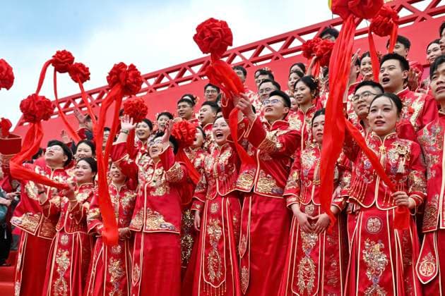 HEFEI, CHINA - MAY 20: Newly-wed couples in traditional Chinese-style clothing pose for a photo in a group wedding ceremony during 520 I Love You Day on May 20, 2026 in Hefei, Anhui Province of China. Chinese people celebrate 520 I Love You Day as 520 sounds like I love you in Chinese.  Copyright: xChinaxNewsxServicex 111642851337