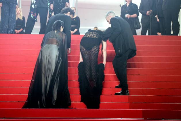 Noémie Merlant helps Marion Cotillard, with her dress, up the steps Montée des marches du film Roma elastica lors du 79ème Festival International du Film de Cannes, le 20 mai 2026 Jacovides Moreau Bestimage Red carpet for Roma elastica at the 79th Cannes International Film Festival on May 20, 2026 Cannes France  Copyright: xJACOVIDES-MOREAUx xBESTIMAGExJACOVIDES-MOREAUx xBESTIMAGEx