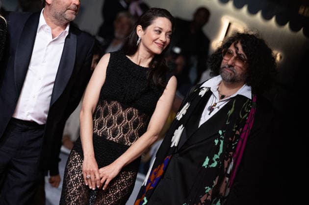 Marion Cotillard, Bertrand Mandico Montée des marches du film Roma elastica lors du 79ème Festival International du Film de Cannes, le 20 mai 2026 Jacovides Moreau Bestimage Red carpet for Roma elastica at the 79th Cannes International Film Festival on May 20, 2026 Cannes France  Copyright: xJACOVIDES-MOREAUx xBESTIMAGExJACOVIDES-MOREAUx xBESTIMAGEx