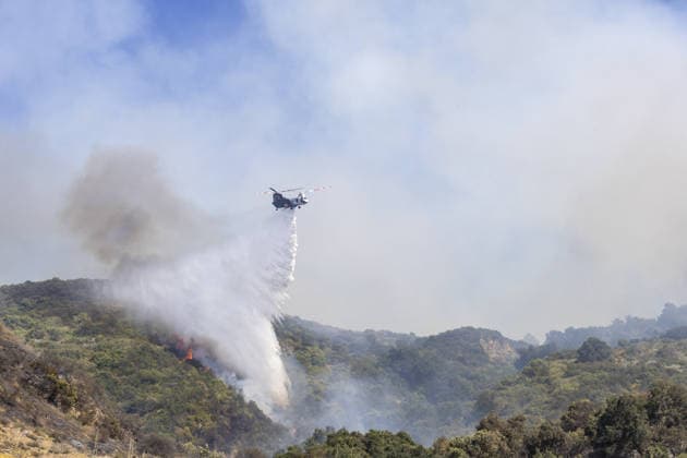 US wildfires, stormsand heatwave place millions under weather alerts CALIFORNIA, UNITED STATES - MAY 20: A cal fire helicopter drops water over the Sandy Fire in Simi Valley, California, United States, on May 20, 2026. Near Southern California, evacuation orders and warnings remained in effect on Tuesday as wildfires raged near Burro Peak and across the Simi Valley region. The Sandy Fire in Simi Valley burned across nearly 1,400 acres since it began Monday morning, with only 5% of the blaze contained as of Tuesday, fire authorities said. The fire forced on Monday more than 10,000 homes in the region to be put under evacuation orders. Firefighters are still battling to contain the wildfire. Myraneli Fabian Anadolu California United States.  Copyright: x2026xAnadoluxMyranelixFabianx