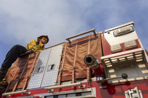 US wildfires, stormsand heatwave place millions under weather alerts CALIFORNIA, UNITED STATES - MAY 20: A firefighter watches over the Sandy Fire from the top of a fire truck in Simi Valley, California, United States, on May 20, 2026. Near Southern California, evacuation orders and warnings remained in effect on Tuesday as wildfires raged near Burro Peak and across the Simi Valley region. The Sandy Fire in Simi Valley burned across nearly 1,400 acres since it began Monday morning, with only 5% of the blaze contained as of Tuesday, fire authorities said. The fire forced on Monday more than 10,000 homes in the region to be put under evacuation orders. Firefighters are still battling to contain the wildfire. Myraneli Fabian Anadolu Californ  Copyright: x2026xAnadoluxMyranelixFabianx