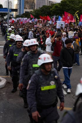 SaO PAULO, SP - 20.05.2026: MARCHA UNIFICADA DOS ESTUDANTES EM SP - Demonstration by students and teachers against the Governor of the State of Sao Paulo, Tarcisio de Freitas. They are demanding better conditions in public universities. Largo da Batata, Avenida Faria Lima, Cidade Jardim. Sao Paulo, SP x2947425x  IanxMaenfeld