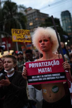 SaO PAULO, SP - 20.05.2026: MARCHA UNIFICADA DOS ESTUDANTES EM SP - Demonstration by students and teachers against the Governor of the State of Sao Paulo, Tarcisio de Freitas. They are demanding better conditions in public universities. Largo da Batata, Avenida Faria Lima, Cidade Jardim. Sao Paulo, SP x2947427x  IanxMaenfeld