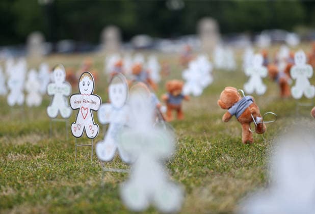 May 20, 2026, Washington, District Of Columbia, USA: An installation of 620 teddy bears and stuffed animals to represent the over 6,200 children arrested by ICE and denied a childhood since the start of the Trump Administration is seen near the US Capitol in Washington, DC, USA, on May 20, 2026. Activists attended a Vigil outside the US Capitol calling for an end to child and family detention by ICE, hosted by the Read Them Home Initiative and Free Families Coalition. Washington USA - ZUMAs337 20260520_znp_s337_003 Copyright: xGentxShkullakux