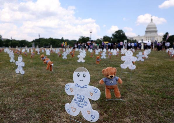 May 20, 2026, Washington, District Of Columbia, USA: An installation of 620 teddy bears and stuffed animals to represent the over 6,200 children arrested by ICE and denied a childhood since the start of the Trump Administration is seen near the US Capitol in Washington, DC, USA, on May 20, 2026. Activists attended a Vigil outside the US Capitol calling for an end to child and family detention by ICE, hosted by the Read Them Home Initiative and Free Families Coalition. Washington USA - ZUMAs337 20260520_znp_s337_007 Copyright: xGentxShkullakux