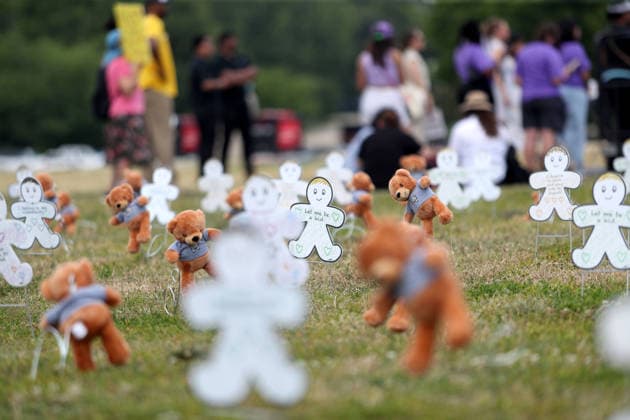 May 20, 2026, Washington, District Of Columbia, USA: An installation of 620 teddy bears and stuffed animals to represent the over 6,200 children arrested by ICE and denied a childhood since the start of the Trump Administration is seen near the US Capitol in Washington, DC, USA, on May 20, 2026. Activists attended a Vigil outside the US Capitol calling for an end to child and family detention by ICE, hosted by the Read Them Home Initiative and Free Families Coalition. Washington USA - ZUMAs337 20260520_znp_s337_002 Copyright: xGentxShkullakux