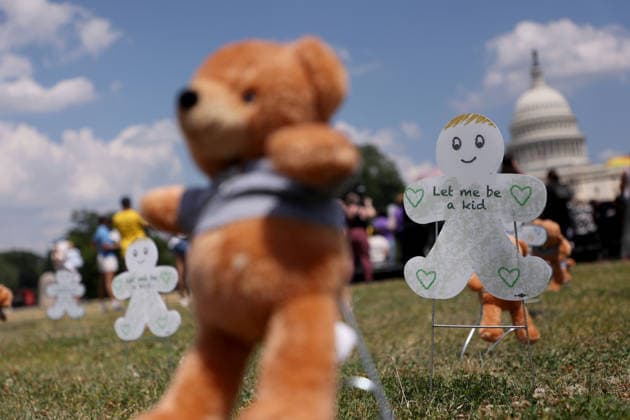 May 20, 2026, Washington, District Of Columbia, USA: An installation of 620 teddy bears and stuffed animals to represent the over 6,200 children arrested by ICE and denied a childhood since the start of the Trump Administration is seen near the US Capitol in Washington, DC, USA, on May 20, 2026. Activists attended a Vigil outside the US Capitol calling for an end to child and family detention by ICE, hosted by the Read Them Home Initiative and Free Families Coalition. Washington USA - ZUMAs337 20260520_znp_s337_005 Copyright: xGentxShkullakux