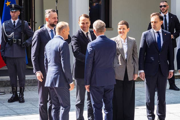 May 20, 2026, Warsaw, Poland: Polish Foreign Minister, Radoslaw Sikorski (center) seen shaking hands with a new Prime Minister of Hungary, Peter Magyar. On the morning of Wednesday, the 20th of May, on his first foreign visit, the new Prime Minister of Hungary, Peter Magyar, meets with Polish Prime Minister Donald Tusk. The visit symbolically marks the opening of a new phase in Budapest s relations with Europe. During the meeting the Prime Ministers discuss Magyar s victory in the recent Hungarian elections, the Polish-Hungarian relationship, and the issue of Zbigniew Ziobra and Marcin Romanowski - two Polish politicians evading prosecution in Poland by hiding in Hungary. After the meeting, Peter Magyar meets with the Polish President, Karo - ZUMAs197 20260520_aaa_s197_270 Copyright: xNeilxMiltonx