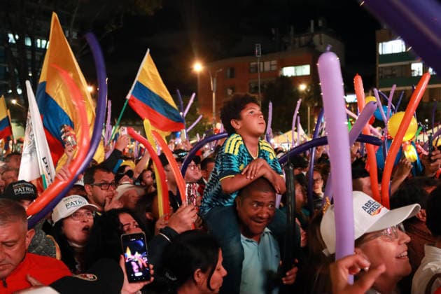 May 20, 2026, Bogota, Cundinamarca, COLOMBIA: Followers of right-wing presidential candidate ABELARDO DE LA ESPRIELLA cheer him on as he addresses the crowd from behind bulletproof glass during his campaign closing rally ahead of the first-round presidential vote May 31st. The high-security setup serves as a stark visual reminder of Colombia s electoral history, where the threat of political violence has historically cast a shadow over democratic campaigns. Bogota COLOMBIA  - ZUMAd225 20260520_znp_d225_008 Copyright: xZoraidaxDiazx