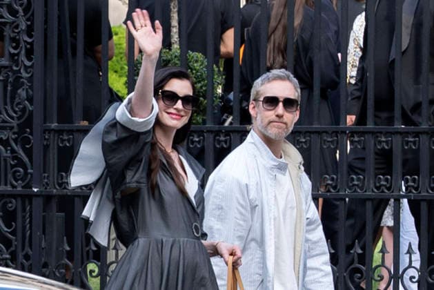 May 20, 2026, New York, Ny, United States: Anne Hathaway and Adam Shulman attend the Louis Vuitton Cruise 2027 Show. Held at The Frick Collection in New York. Zuma Press May 20, 2026. New York United States  - ZUMAp281 20260520_zea_p281_068 Copyright: xPhotoxImagexPressx