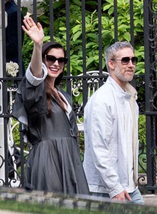 May 20, 2026, New York, Ny, United States: Anne Hathaway and Adam Shulman attend the Louis Vuitton Cruise 2027 Show. Held at The Frick Collection in New York. Zuma Press May 20, 2026. New York United States  - ZUMAp281 20260520_zea_p281_052 Copyright: xPhotoxImagexPressx
