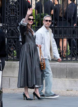 May 20, 2026, New York, Ny, United States: Anne Hathaway and Adam Shulman attend the Louis Vuitton Cruise 2027 Show. Held at The Frick Collection in New York. Zuma Press May 20, 2026. New York United States - ZUMAp281 20260520_zea_p281_058 Copyright: xPhotoxImagexPressx