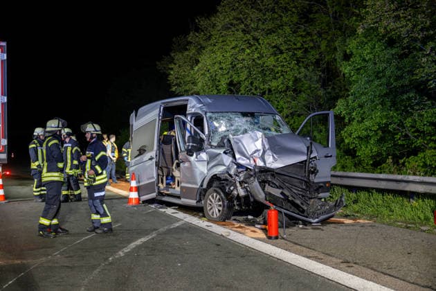 Schwerer Verkehrsunfall auf A61 bei Laudert - eine Person lebensbedrohlich verletzt Am 20.05.2026 ereignete sich gegen 23:30 Uhr auf der A61 bei Laudert ein schwerer Verkehrsunfall. Beteiligt waren zwei Lastkraftwagen, ein Transporter und ein Pkw. Fünf Personen wurden verletzt, eine davon lebensgefährlich. Die Autobahn war in Fahrtrichtung Norden vollgesperrt, der Verkehr wurde an der Anschlussstelle Laudert abgeleitet. Unfallaufnahme und Bergung der Fahrzeuge dauerten an. Laudert A 61 Rheinland-Pfalz Deutschland *** Serious traffic accident on A61 near Laudert one person with life-threatening injuries On 20 May 2026, a serious traffic accident occurred on the A61 near Laudert at around 11.30 p.m. Two trucks, a van and a car were involved