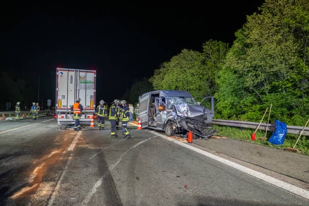 Schwerer Verkehrsunfall auf A61 bei Laudert - eine Person lebensbedrohlich verletzt Am 20.05.2026 ereignete sich gegen 23:30 Uhr auf der A61 bei Laudert ein schwerer Verkehrsunfall. Beteiligt waren zwei Lastkraftwagen, ein Transporter und ein Pkw. Fünf Personen wurden verletzt, eine davon lebensgefährlich. Die Autobahn war in Fahrtrichtung Norden vollgesperrt, der Verkehr wurde an der Anschlussstelle Laudert abgeleitet. Unfallaufnahme und Bergung der Fahrzeuge dauerten an. Laudert A 61 Rheinland-Pfalz Deutschland *** Serious traffic accident on A61 near Laudert one person with life-threatening injuries On 20 May 2026, a serious traffic accident occurred on the A61 near Laudert at around 11.30 p.m. Two trucks, a van and a car were involved