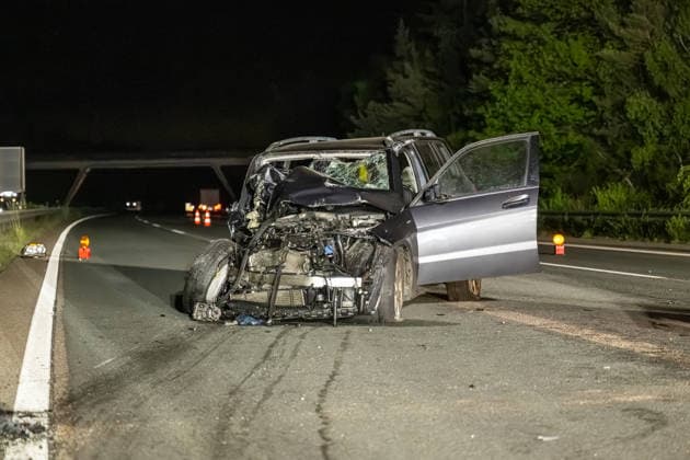 Schwerer Verkehrsunfall auf A61 bei Laudert - eine Person lebensbedrohlich verletzt Am 20.05.2026 ereignete sich gegen 23:30 Uhr auf der A61 bei Laudert ein schwerer Verkehrsunfall. Beteiligt waren zwei Lastkraftwagen, ein Transporter und ein Pkw. Fünf Personen wurden verletzt, eine davon lebensgefährlich. Die Autobahn war in Fahrtrichtung Norden vollgesperrt, der Verkehr wurde an der Anschlussstelle Laudert abgeleitet. Unfallaufnahme und Bergung der Fahrzeuge dauerten an. Laudert A 61 Rheinland-Pfalz Deutschland *** Serious traffic accident on A61 near Laudert one person with life-threatening injuries On 20 May 2026, a serious traffic accident occurred on the A61 near Laudert at around 11.30 p.m. Two trucks, a van and a car were involved
