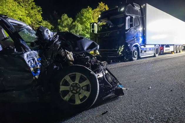 Schwerer Verkehrsunfall auf A61 bei Laudert - eine Person lebensbedrohlich verletzt Am 20.05.2026 ereignete sich gegen 23:30 Uhr auf der A61 bei Laudert ein schwerer Verkehrsunfall. Beteiligt waren zwei Lastkraftwagen, ein Transporter und ein Pkw. Fünf Personen wurden verletzt, eine davon lebensgefährlich. Die Autobahn war in Fahrtrichtung Norden vollgesperrt, der Verkehr wurde an der Anschlussstelle Laudert abgeleitet. Unfallaufnahme und Bergung der Fahrzeuge dauerten an. Laudert A 61 Rheinland-Pfalz Deutschland *** Serious traffic accident on A61 near Laudert one person with life-threatening injuries On 20 May 2026, a serious traffic accident occurred on the A61 near Laudert at around 11.30 p.m. Two trucks, a van and a car were involved