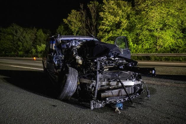 Schwerer Verkehrsunfall auf A61 bei Laudert - eine Person lebensbedrohlich verletzt Am 20.05.2026 ereignete sich gegen 23:30 Uhr auf der A61 bei Laudert ein schwerer Verkehrsunfall. Beteiligt waren zwei Lastkraftwagen, ein Transporter und ein Pkw. Fünf Personen wurden verletzt, eine davon lebensgefährlich. Die Autobahn war in Fahrtrichtung Norden vollgesperrt, der Verkehr wurde an der Anschlussstelle Laudert abgeleitet. Unfallaufnahme und Bergung der Fahrzeuge dauerten an. Laudert A 61 Rheinland-Pfalz Deutschland *** Serious traffic accident on A61 near Laudert one person with life-threatening injuries On 20 May 2026, a serious traffic accident occurred on the A61 near Laudert at around 11.30 p.m. Two trucks, a van and a car were involved