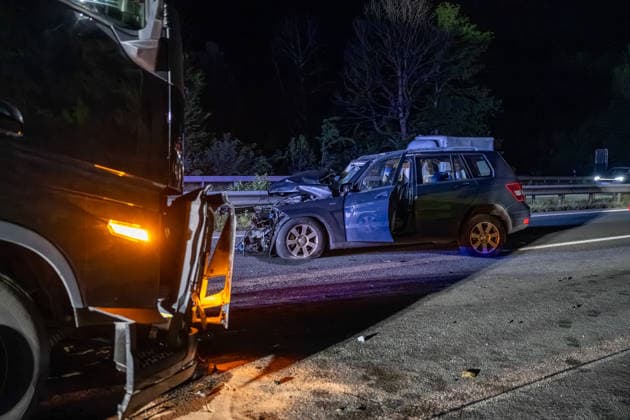Schwerer Verkehrsunfall auf A61 bei Laudert - eine Person lebensbedrohlich verletzt Am 20.05.2026 ereignete sich gegen 23:30 Uhr auf der A61 bei Laudert ein schwerer Verkehrsunfall. Beteiligt waren zwei Lastkraftwagen, ein Transporter und ein Pkw. Fünf Personen wurden verletzt, eine davon lebensgefährlich. Die Autobahn war in Fahrtrichtung Norden vollgesperrt, der Verkehr wurde an der Anschlussstelle Laudert abgeleitet. Unfallaufnahme und Bergung der Fahrzeuge dauerten an. Laudert A 61 Rheinland-Pfalz Deutschland *** Serious traffic accident on A61 near Laudert one person with life-threatening injuries On 20 May 2026, a serious traffic accident occurred on the A61 near Laudert at around 11.30 p.m. Two trucks, a van and a car were involved