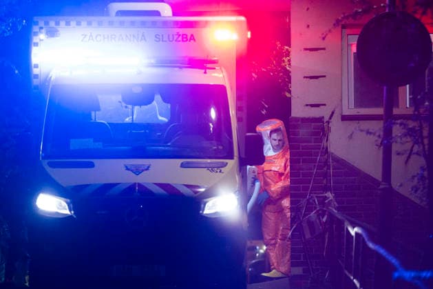 News Bilder des Tages US citizen, who was in contact with person who contracted Ebola in Africa, arrived in Prague Bulovka University Hospital during the night and is to be treated in isolation there for three weeks, May 21, 2026. The man will spend his isolation at the Clinic of Infectious Diseases at Bulovka Teaching Hospital, which has a special biobox for such cases, an airtight, transparent tent inside a room with its own air filtration system. It is not yet clear whether the man has contracted Ebola. According to available information, he has no symptoms. Until symptoms appear, Infectious Diseases Clinic head Hana Rohacova said, he will only be monitored at the hospital and will not undergo any tests. If symptoms do appear, Czechia will send his samples to  CTKPhotoP2026052100350