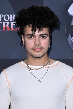Sergio Darcy Lane bei der Premiere des Kinofilms Corporate Retreat im AMC Burbank 16. Burbank, 20.05.2026 *** Sergio Darcy Lane at the premiere of the movie Corporate Retreat at AMC Burbank 16 Burbank, 20 05 2026 Foto:xD.xStarbuckx xFuturexImagex retreat_6570