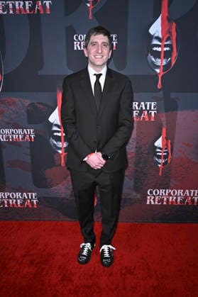 Aaron Fisher bei der Premiere des Kinofilms Corporate Retreat im AMC Burbank 16. Burbank, 20.05.2026 *** Aaron Fisher at the premiere of the movie Corporate Retreat at AMC Burbank 16 Burbank, 20 05 2026 Foto:xD.xStarbuckx xFuturexImagex retreat_6571