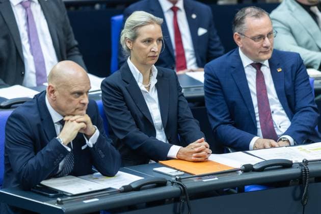 80. Sitzung des Deutschen Bundestages am 21.05.2026 im Plenarsaal des Reichstagsgebäudes in Berlin Enrico Komning ( Parlamentarischer Geschäftsführer Fraktion Alternative für Deutschland AfD ), links - Alice Weidel ( Fraktionsvorsitzende Alternative für Deutschland AfD ), mitte - Tino Chrupalla ( Fraktionsvorsitzender Alternative für Deutschland AfD ), rechts *** 80 Session of the German Bundestag on 21 05 2026 in the plenary chamber of the Reichstag building in Berlin Enrico Komning Parliamentary Secretary Parliamentary Group Alternative for Germany AfD , left Alice Weidel Parliamentary Group Leader Alternative for Germany AfD , center Tino Chrupalla Parliamentary Group Leader Alternative for Germany AfD , right xJRx