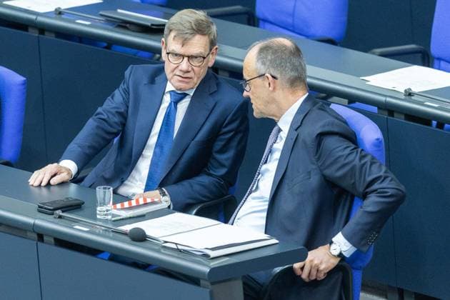 80. Sitzung des Deutschen Bundestages am 21.05.2026 im Plenarsaal des Reichstagsgebäudes in Berlin Johann Wadephul ( Außenminister Bundesminister des Auswärtigen ), links - Friedrich Merz ( Bundeskanzler ), rechts *** 80 Session of the German Bundestag on 21 05 2026 in the plenary chamber of the Reichstag building in Berlin Johann Wadephul Foreign Minister Federal Minister of Foreign Affairs , left Friedrich Merz Federal Chancellor , right xJRx