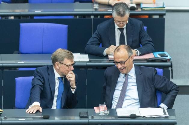 80. Sitzung des Deutschen Bundestages am 21.05.2026 im Plenarsaal des Reichstagsgebäudes in Berlin Johann Wadephul ( Außenminister Bundesminister des Auswärtigen ), links - Friedrich Merz ( Bundeskanzler ), rechts *** 80 Session of the German Bundestag on 21 05 2026 in the plenary chamber of the Reichstag building in Berlin Johann Wadephul Foreign Minister Federal Minister of Foreign Affairs , left Friedrich Merz Federal Chancellor , right xJRx