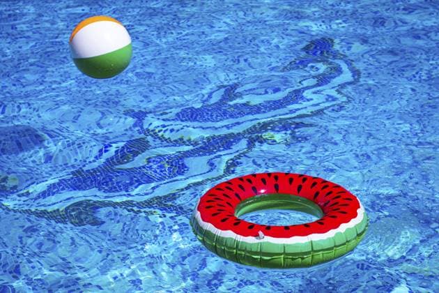 Bunter Wasserball und Wassermelonenkreis, schwimmend im Poolwasser, an einem sonnigen Sommertag, keine Menschen Colorful beach ball and watermelon circle, floating in the pool water, on a sunny summer day, no people Copyright: imageBROKER Didebashvili ibxgai17797650.jpg